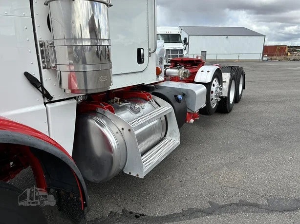 2023 Peterbilt 389 - image 11