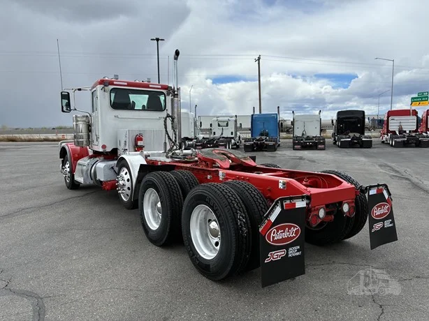 2023 Peterbilt 389 - image 3