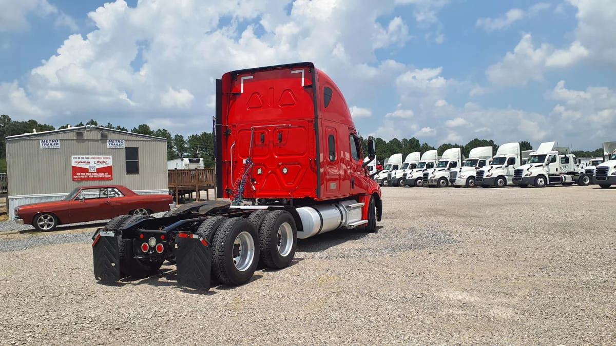 2021 Freightliner Cascadia in Birmingham, AL — photo 4