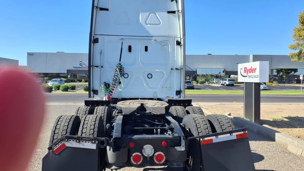2023 Freightliner Cascadia in Phoenix, AZ — photo 5