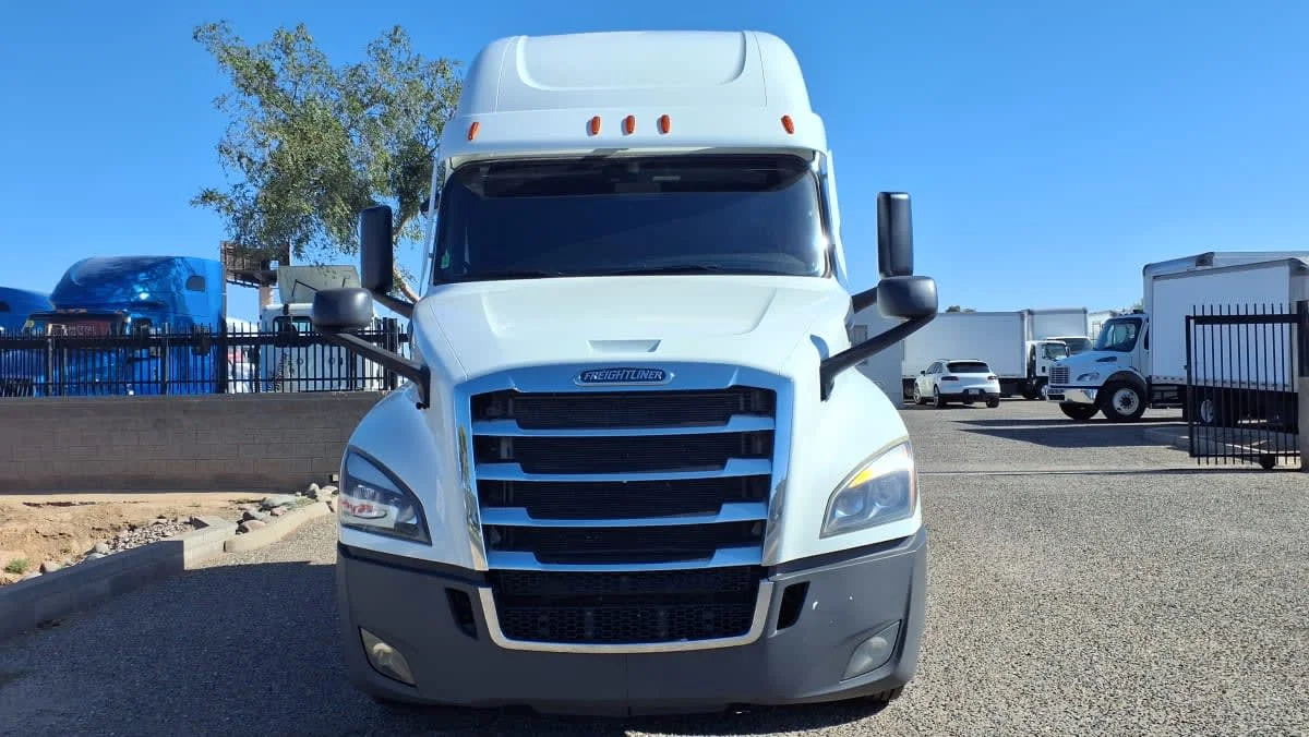 2023 Freightliner Cascadia in Phoenix, AZ — photo 2