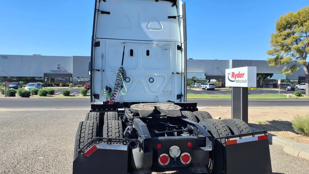 2023 Freightliner Cascadia in Phoenix, AZ — photo 6