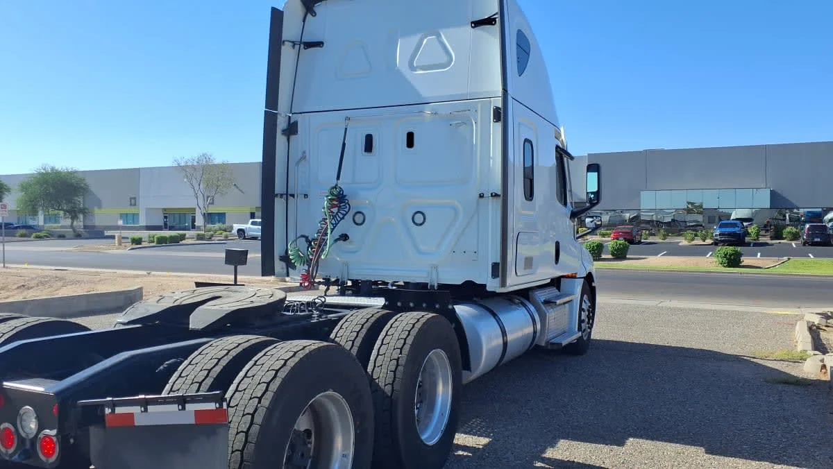 2023 Freightliner Cascadia in Phoenix, AZ — photo 4