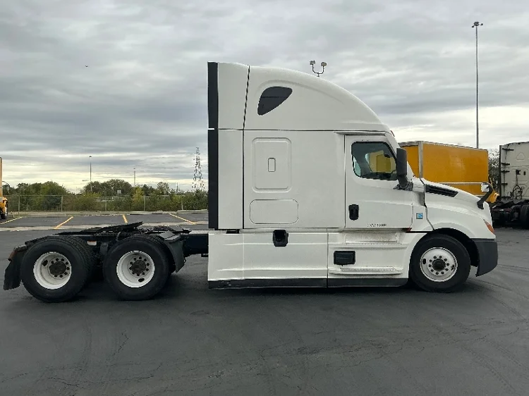 2021 Freightliner Cascadia - image 8
