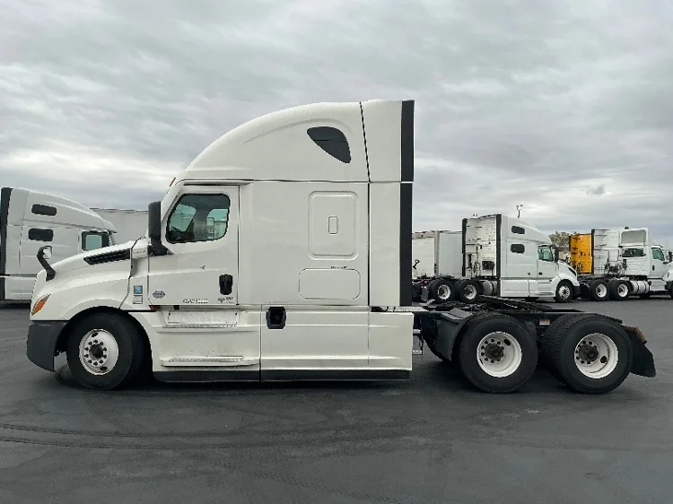 2021 Freightliner Cascadia - image 4