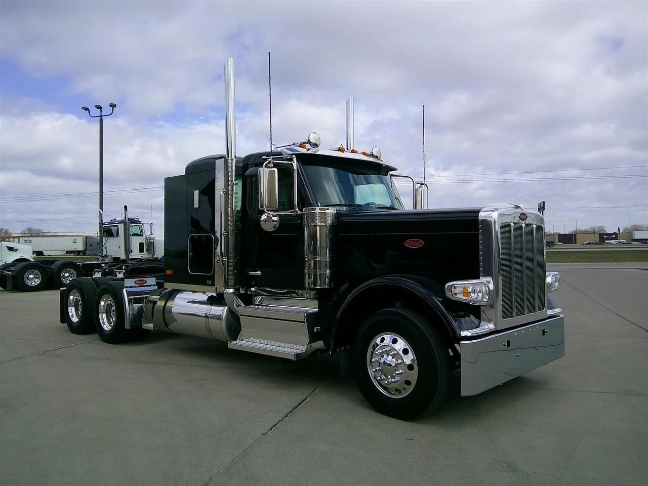 2027 Peterbilt 589 in Fargo, ND — photo 2
