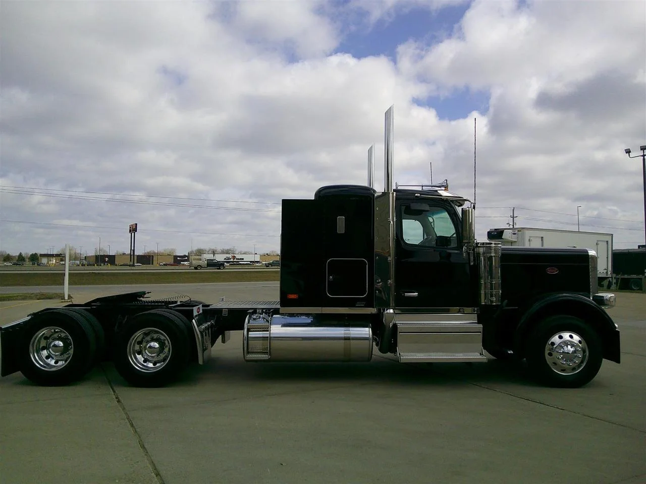 2027 Peterbilt 589 in Fargo, ND — photo 4
