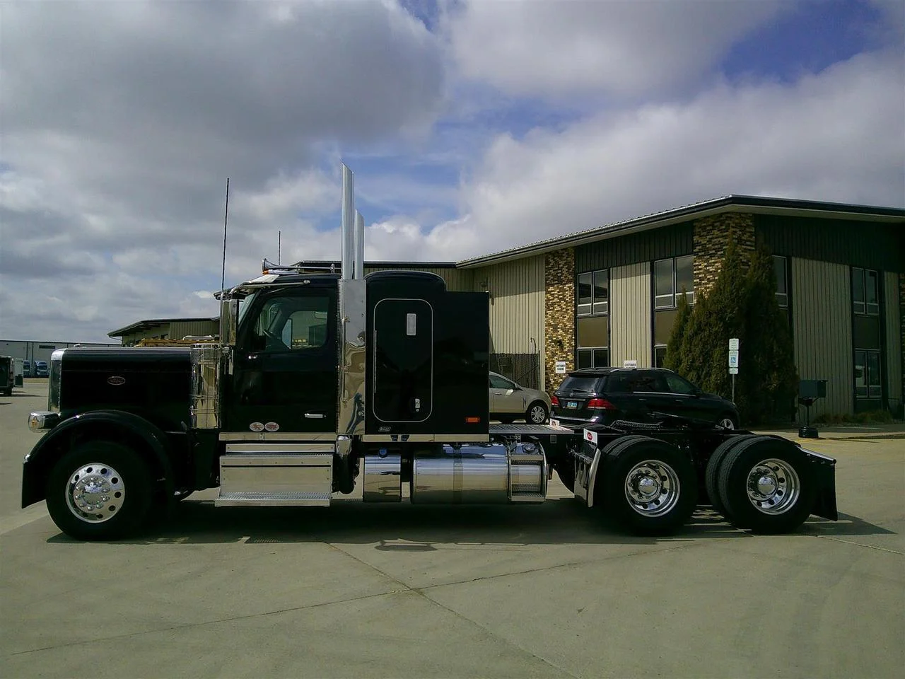 2027 Peterbilt 589 in Fargo, ND — photo 3