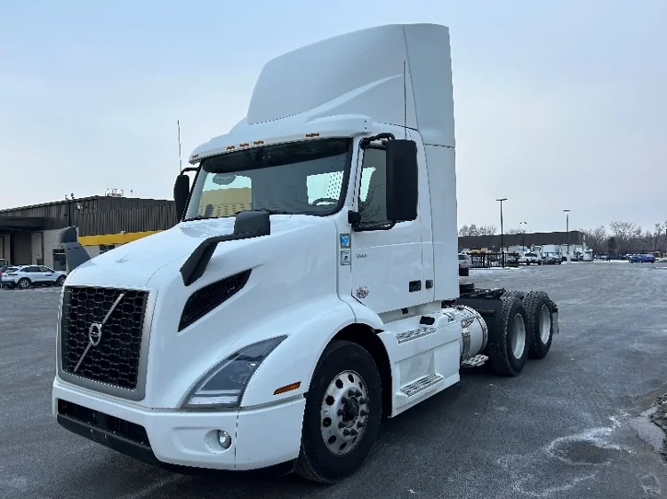 2021 Volvo VNR 640 - image 3