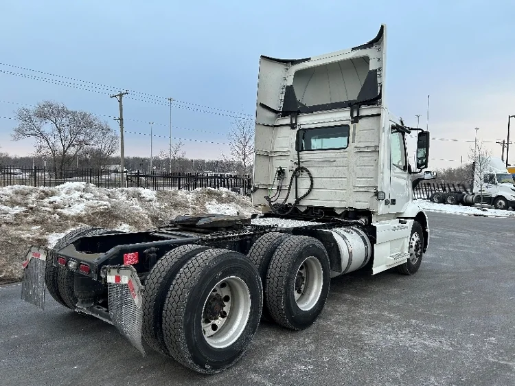 2021 Volvo VNR 640 - image 6