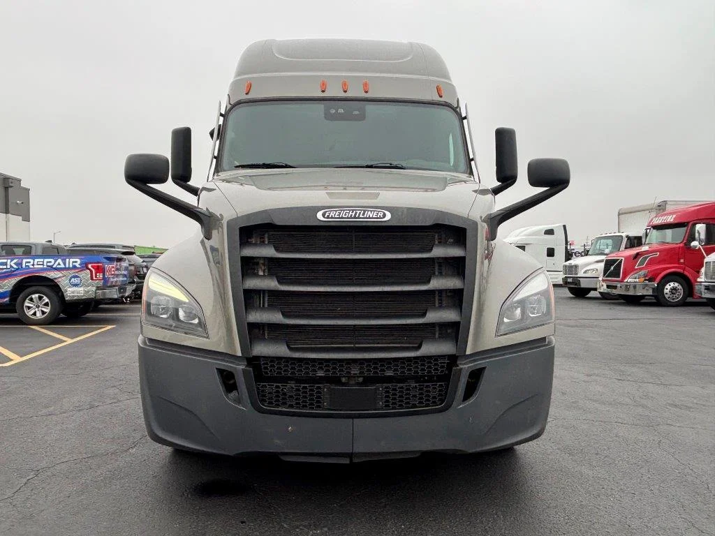 2023 Freightliner Cascadia - image 3