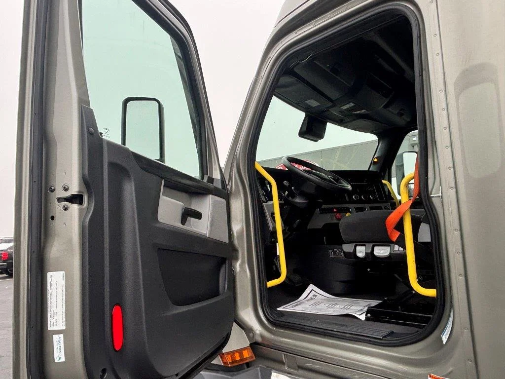 2023 Freightliner Cascadia - image 13