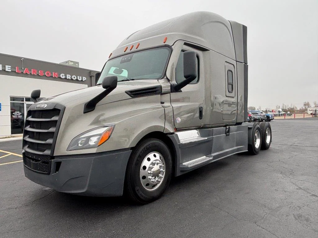 2023 Freightliner Cascadia - image 1