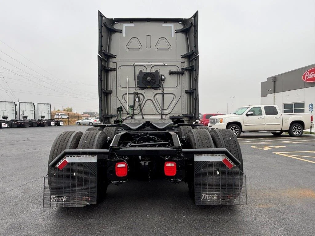 2023 Freightliner Cascadia - image 7