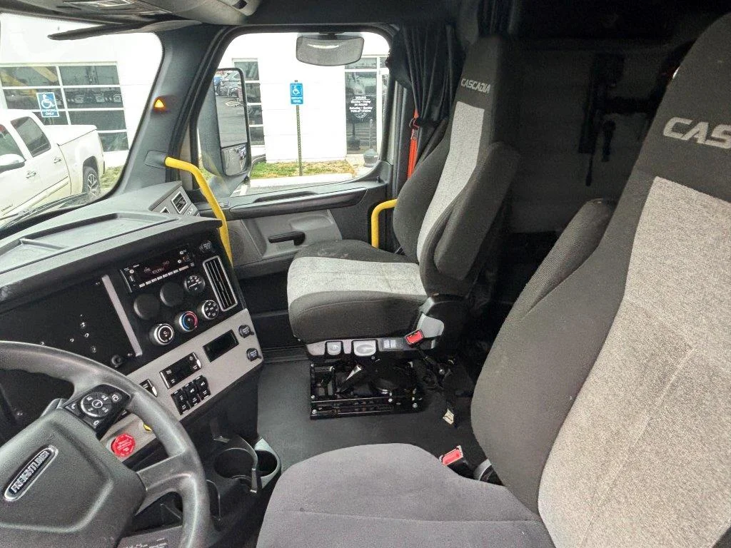 2023 Freightliner Cascadia - image 14