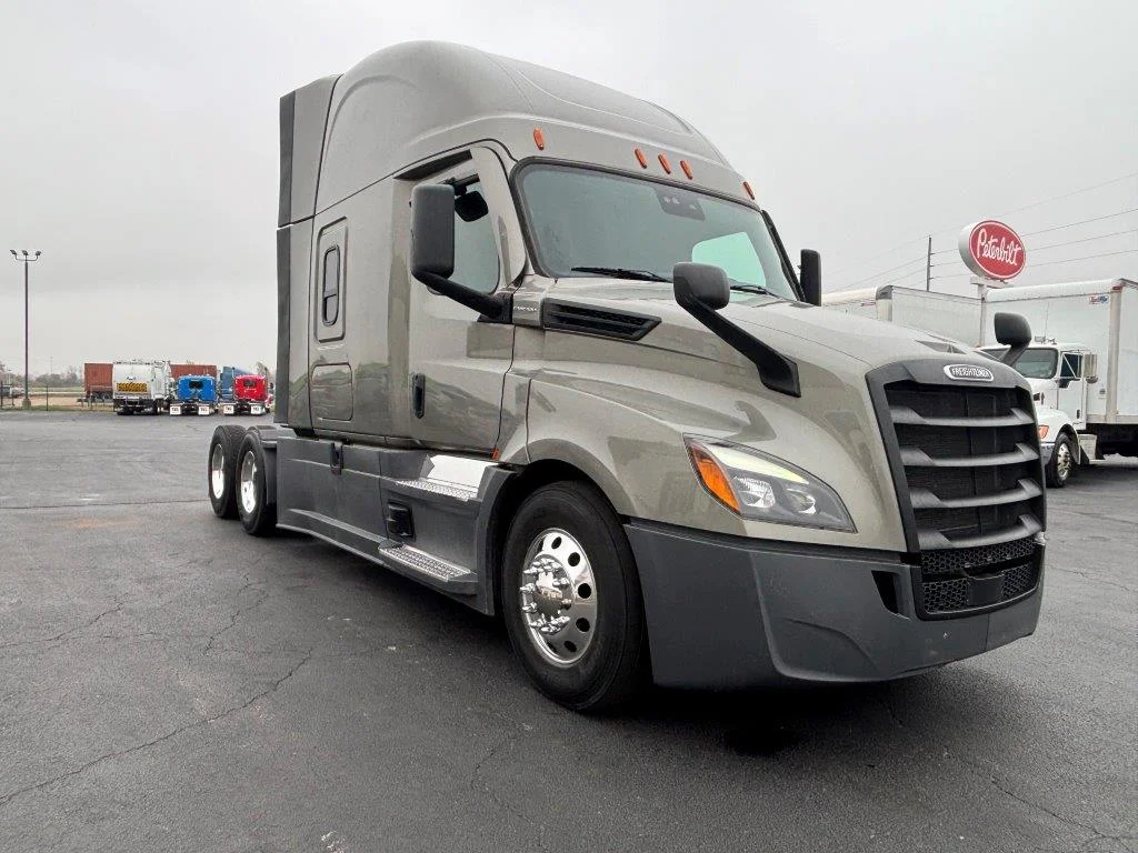 2023 Freightliner Cascadia - image 2