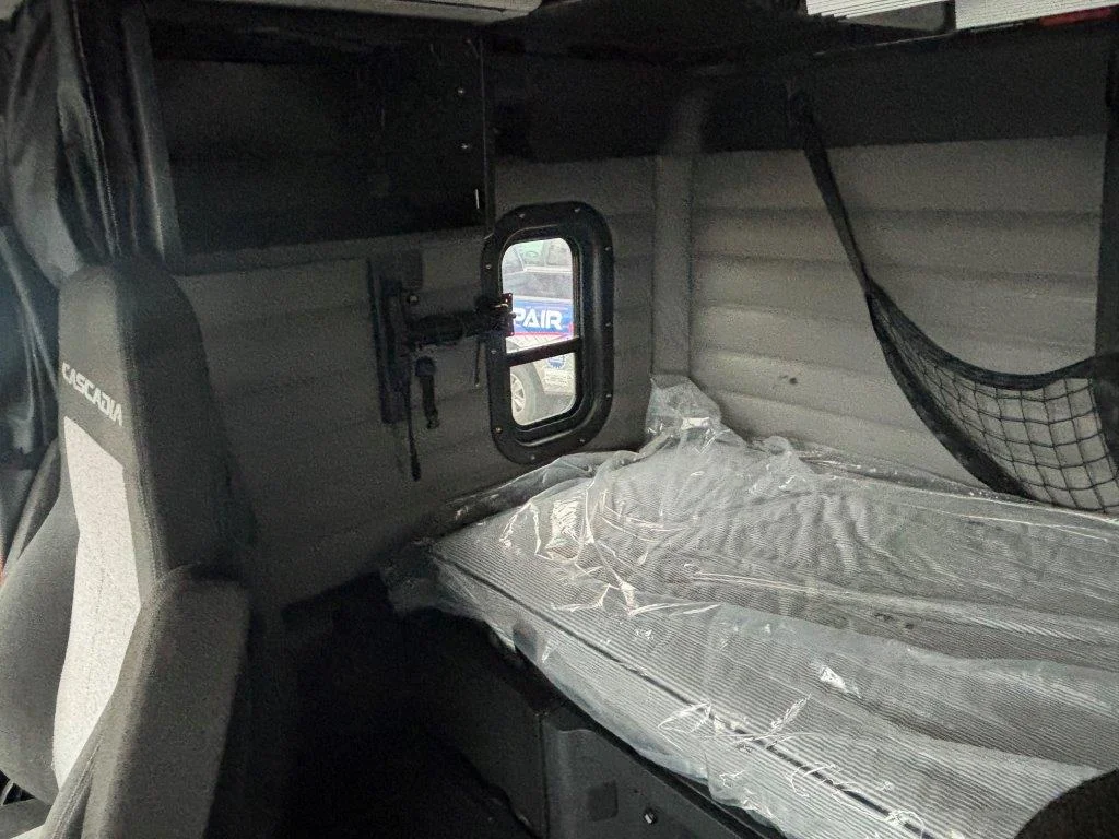 2023 Freightliner Cascadia - image 15