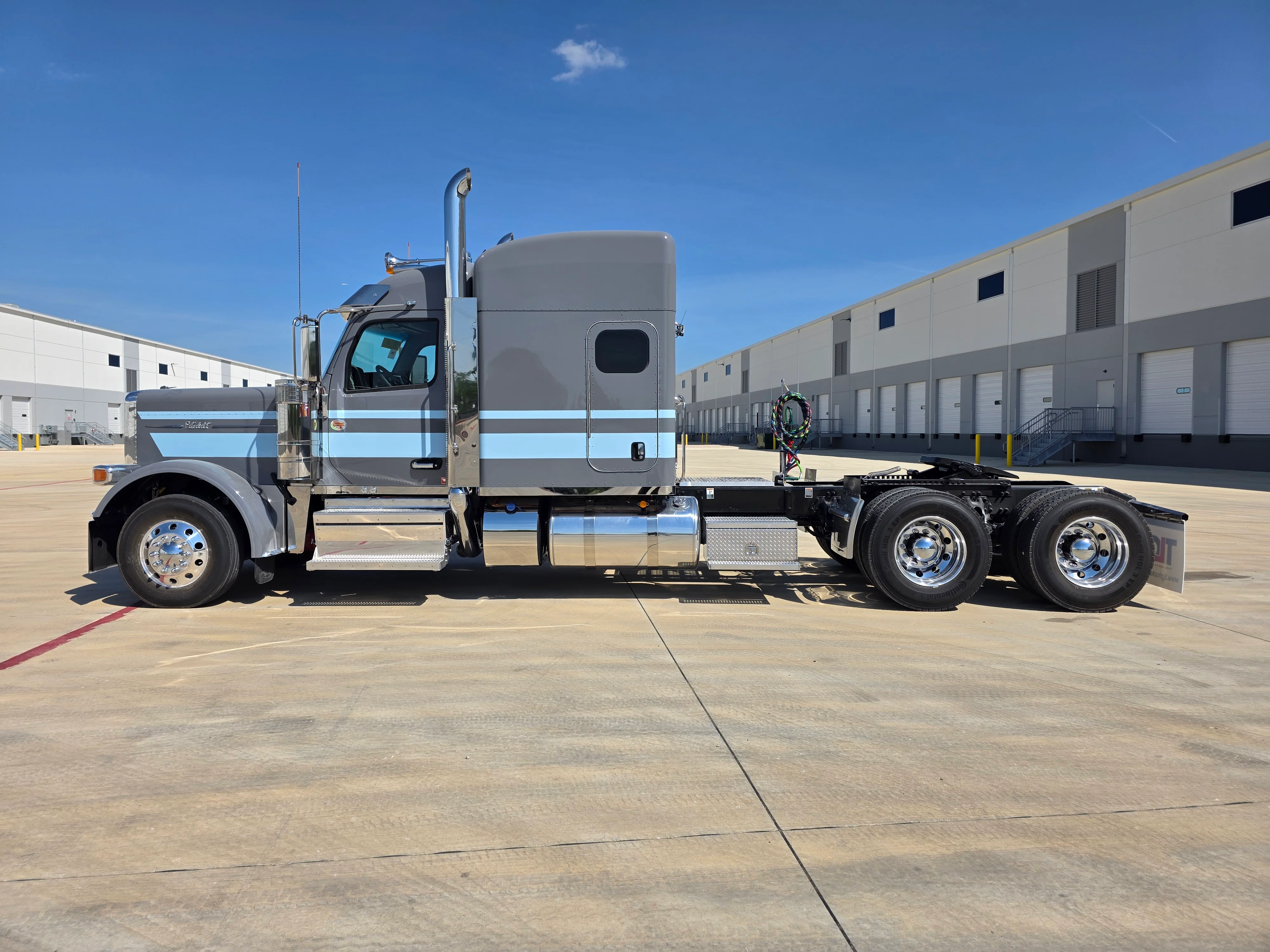 2027 Peterbilt 589 in Charlotte, NC — photo 2