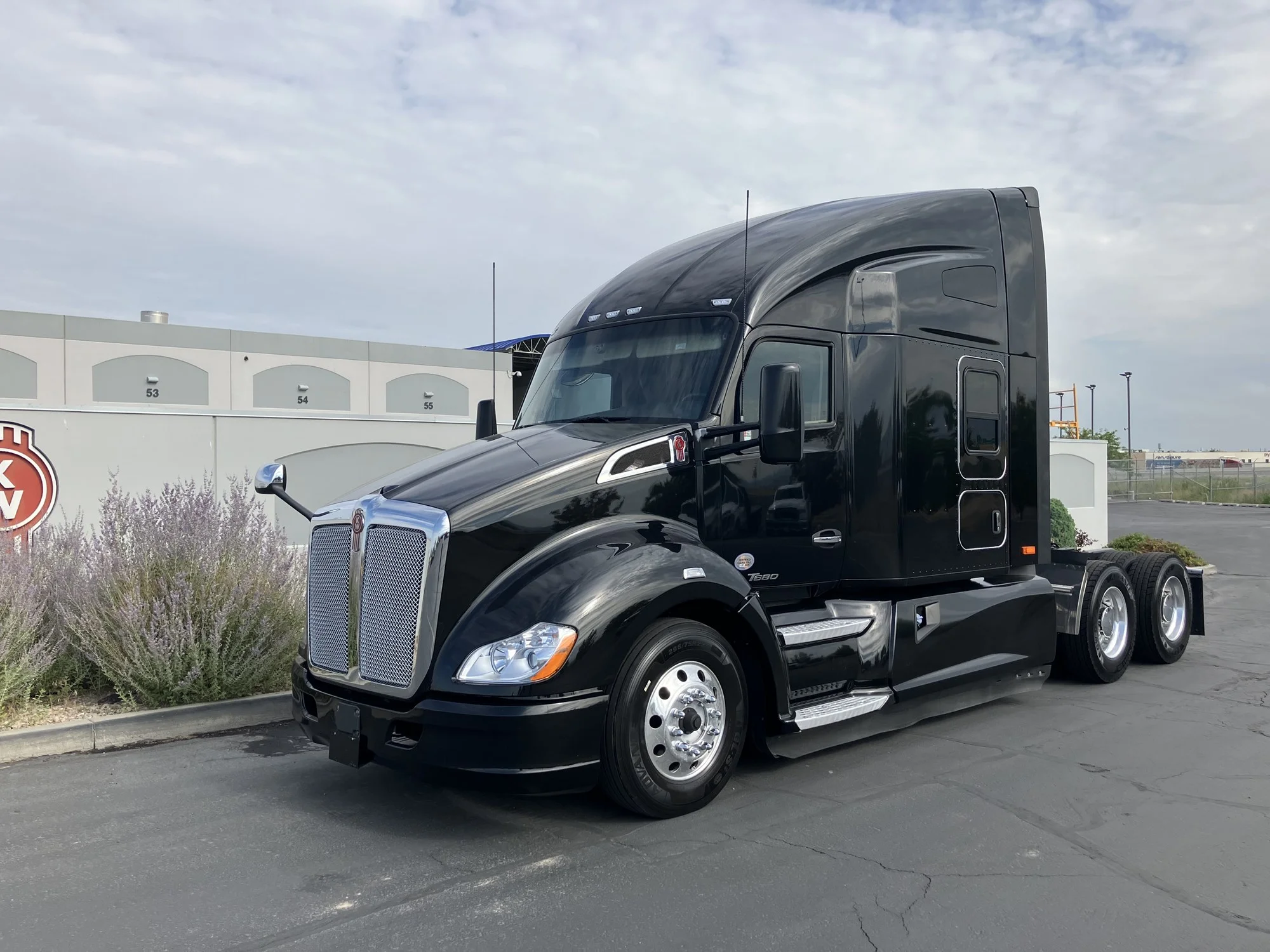 2022 Kenworth T680 in Salt Lake, UT — photo 2