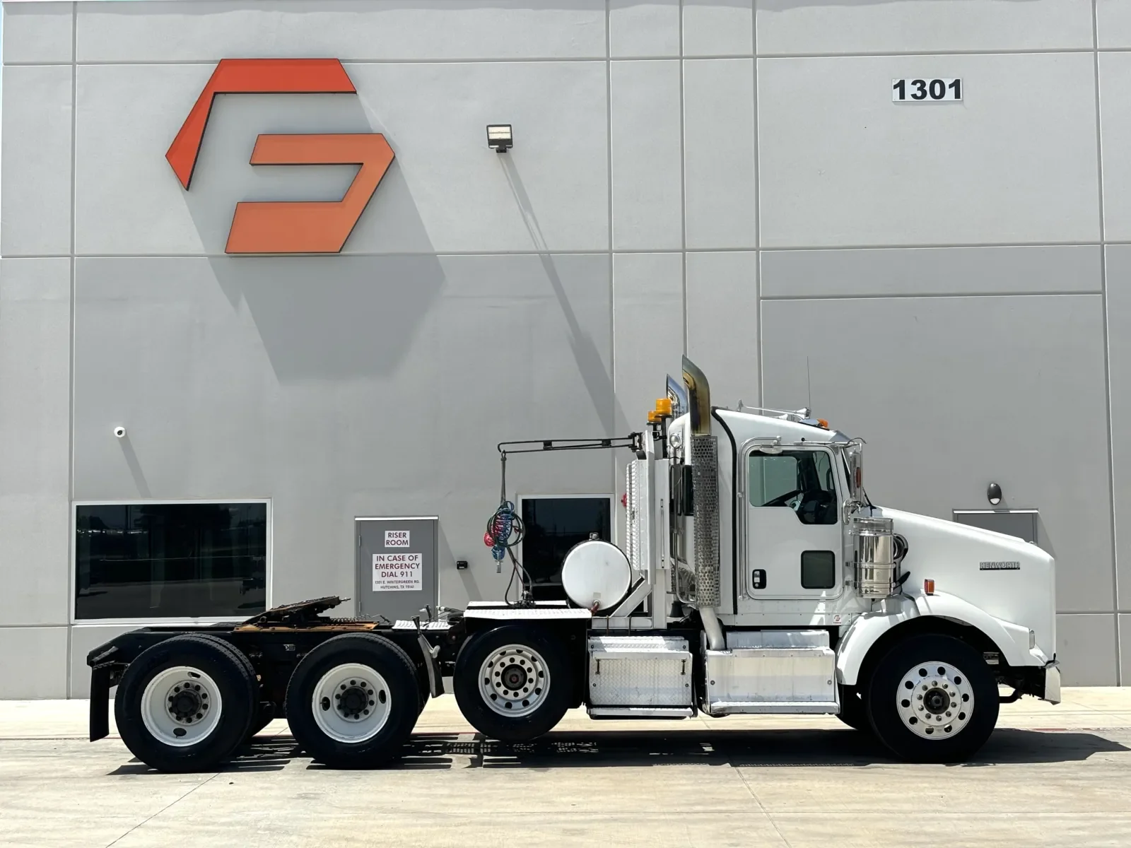 2011 Kenworth T800 - image 3