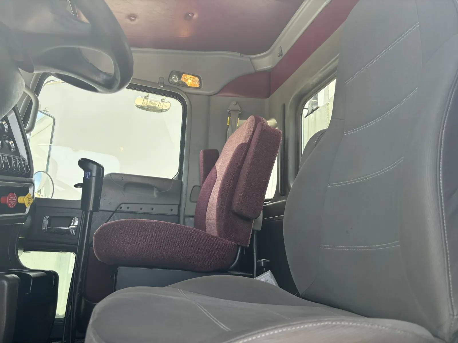 2011 Kenworth T800 - image 14