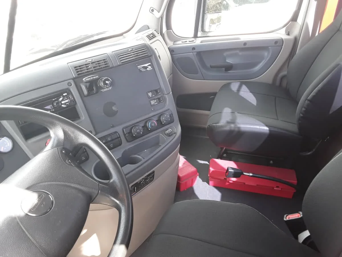 2018 Freightliner Cascadia - image 7