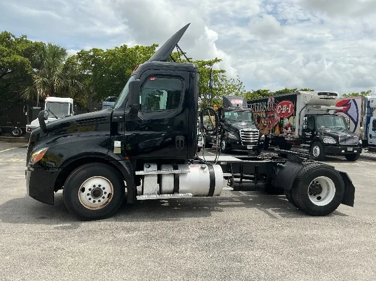 2019 Freightliner Cascadia in Medley, FL — photo 4