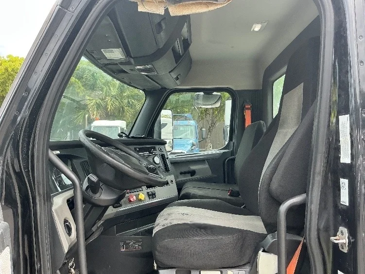2019 Freightliner Cascadia in Medley, FL — photo 10