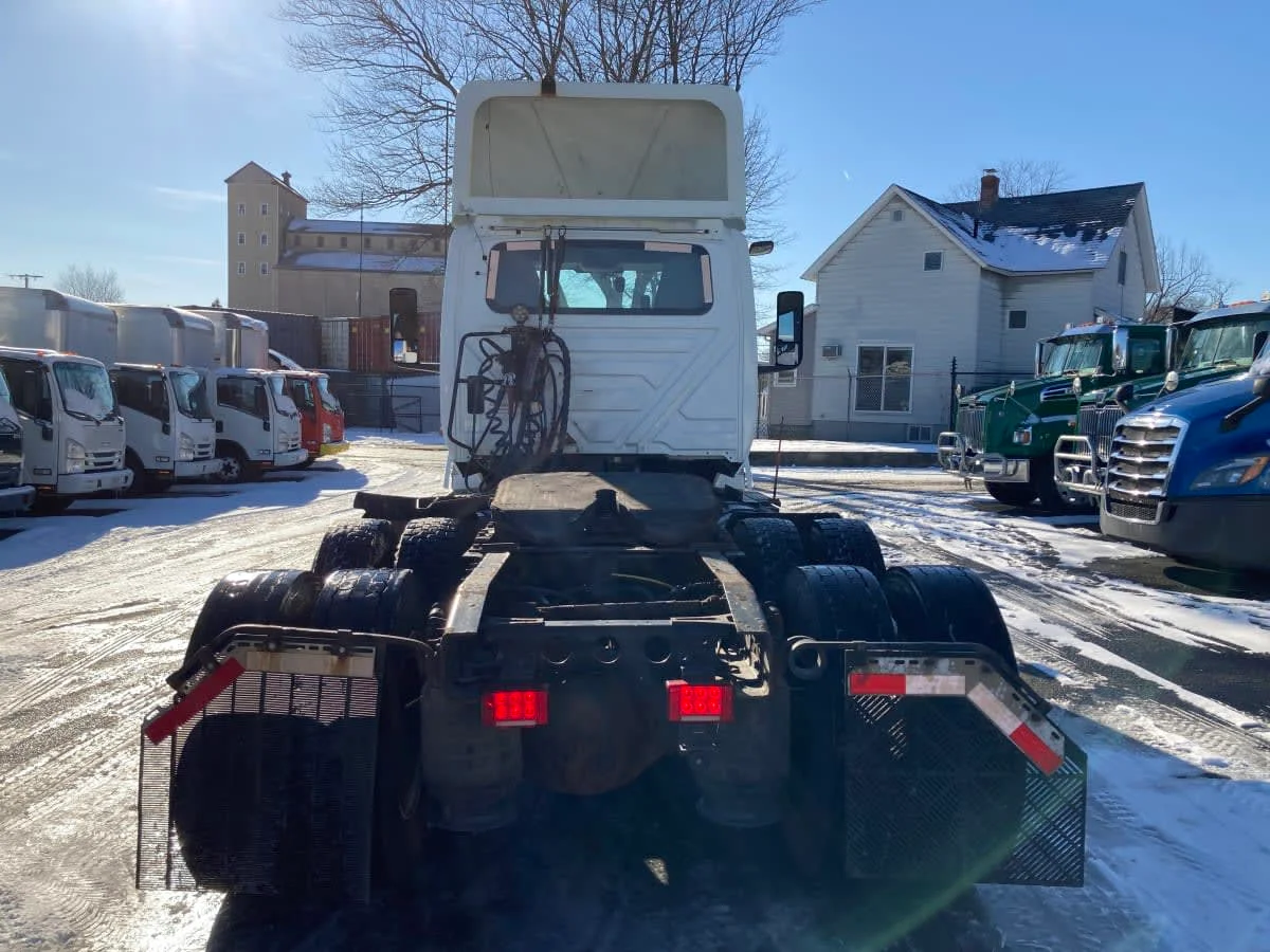 2019 International LT - image 5