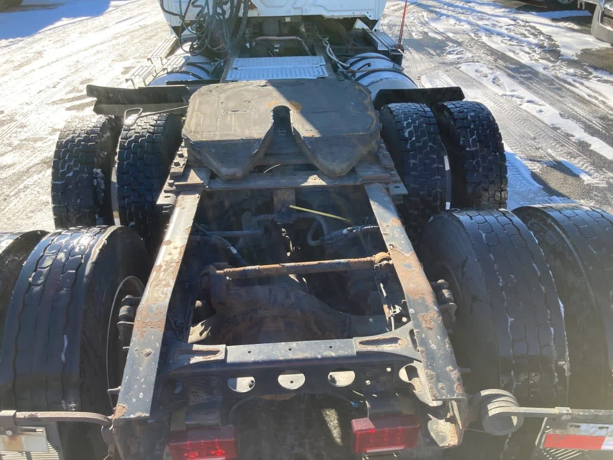 2019 International LT - image 7