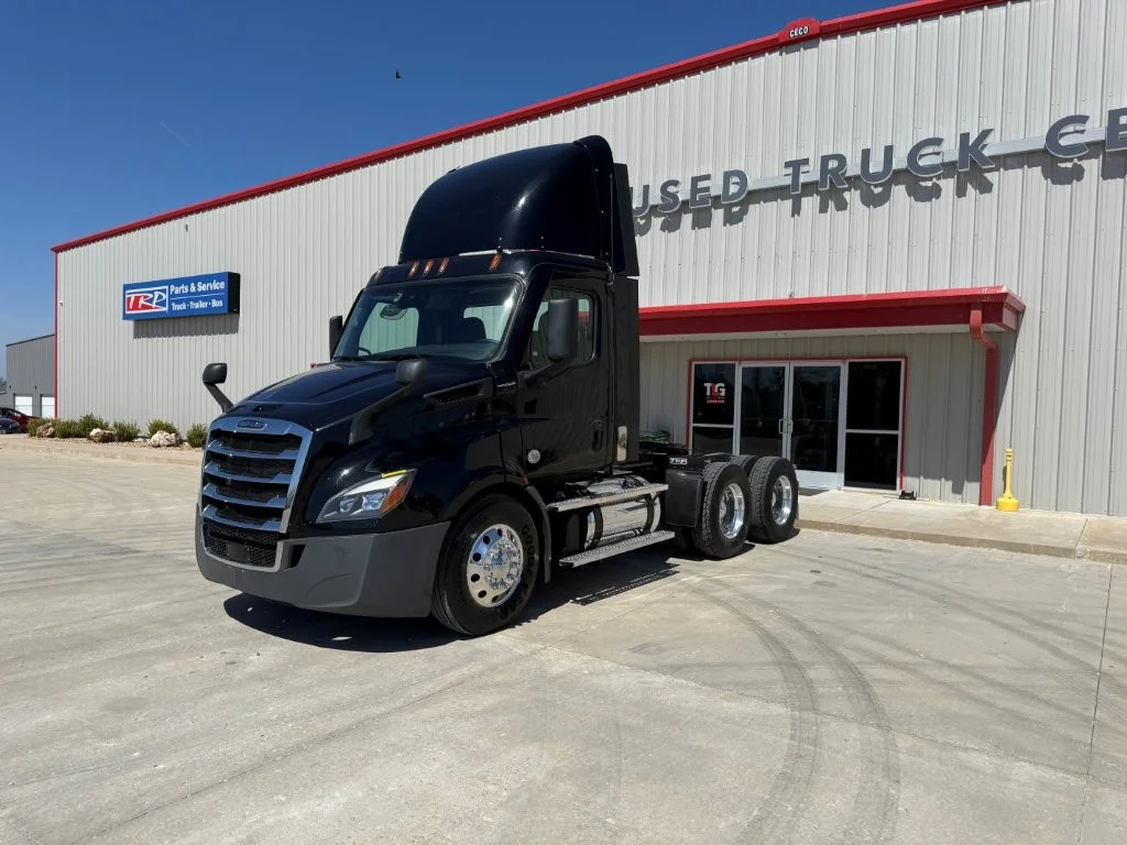2022 Freightliner Cascadia - image 1