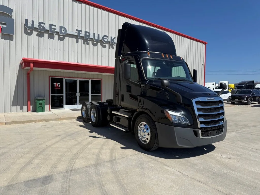 2022 Freightliner Cascadia - image 3