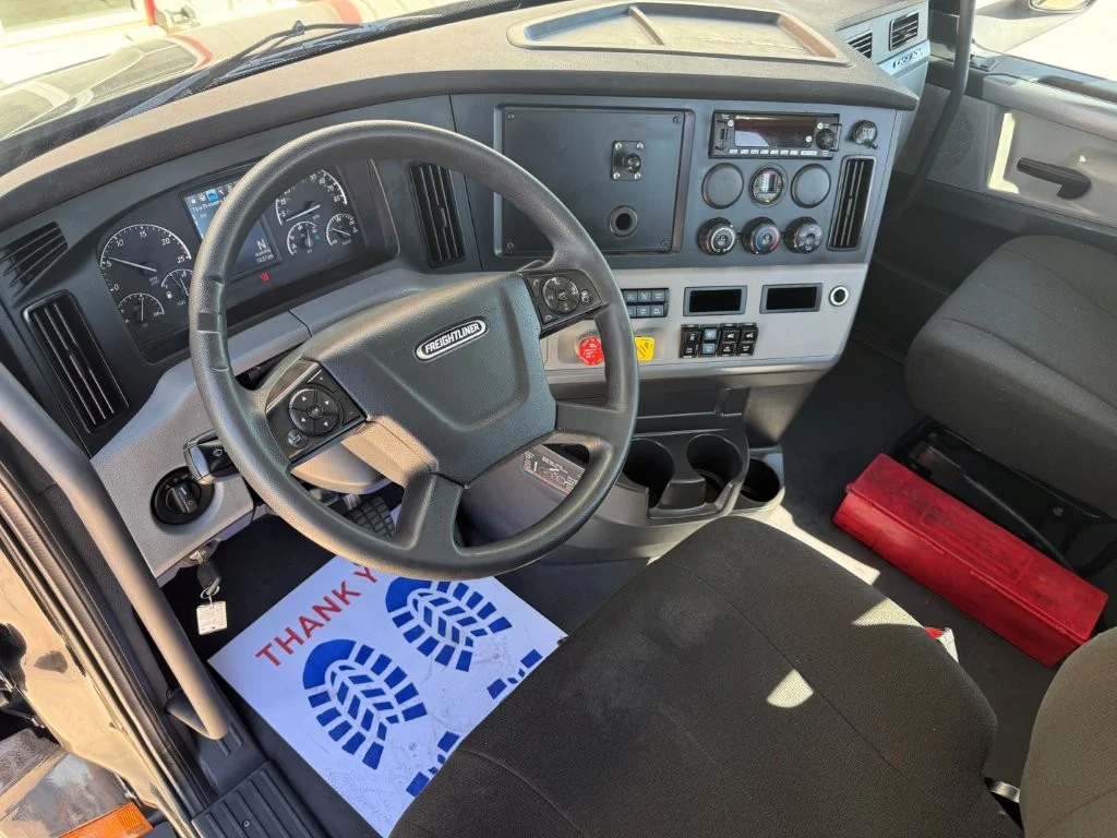 2022 Freightliner Cascadia - image 9