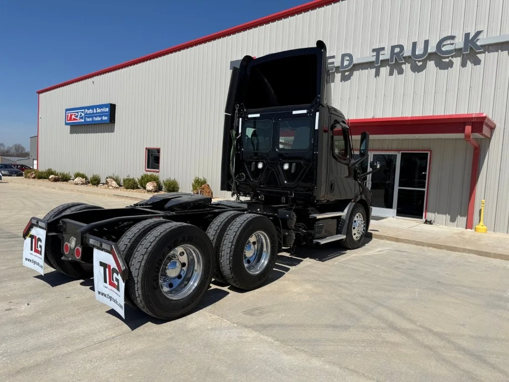 2022 Freightliner Cascadia - image 7