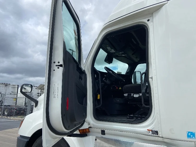 2023 Freightliner Cascadia - image 9