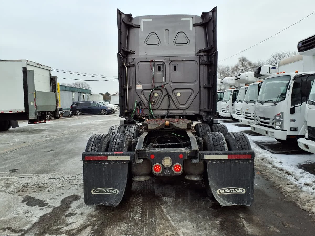2020 Freightliner Cascadia in Salisbury, MA — photo 5