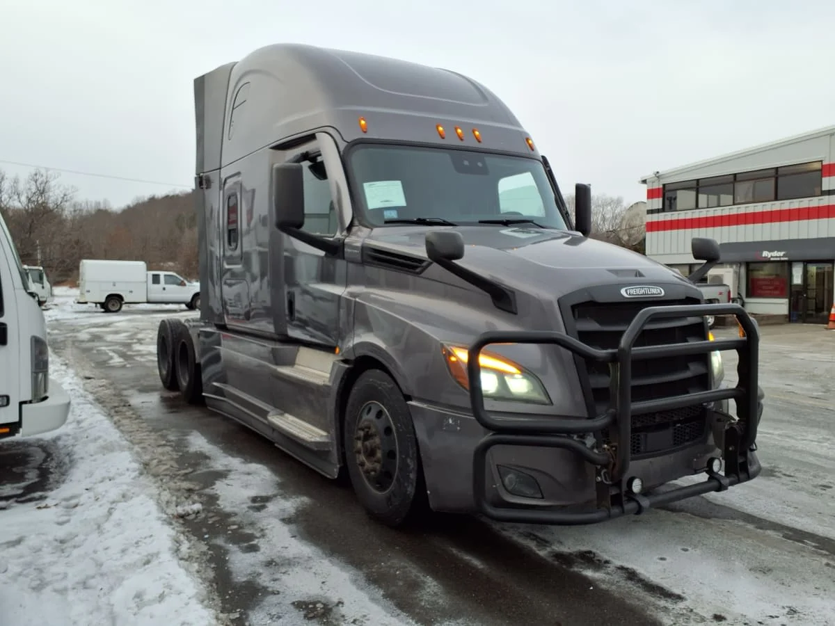 2020 Freightliner Cascadia in Salisbury, MA — photo 3