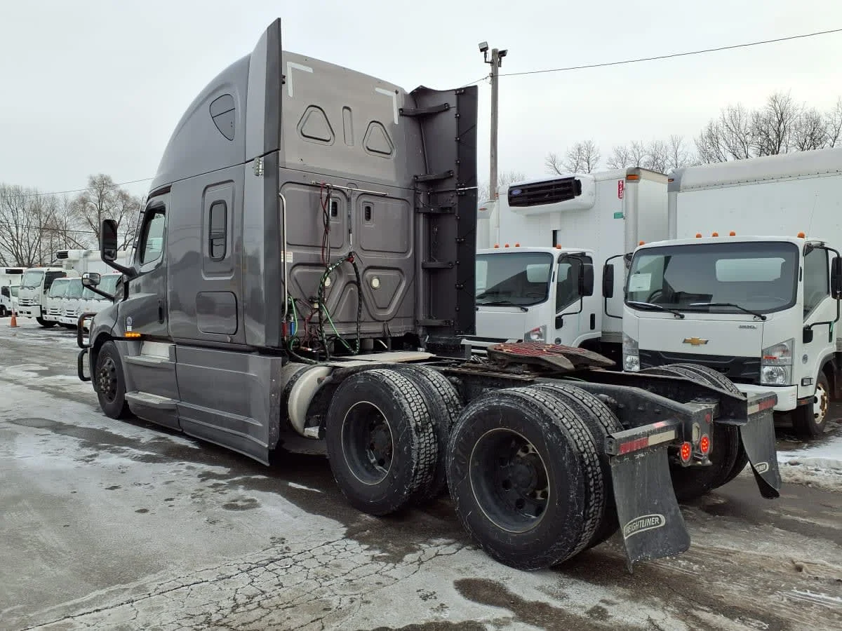 2020 Freightliner Cascadia in Salisbury, MA — photo 6