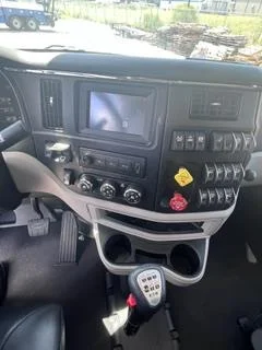2027 Peterbilt 589 — photo 16