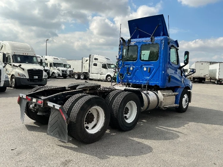 2020 Freightliner Cascadia in La Porte, IN — photo 7