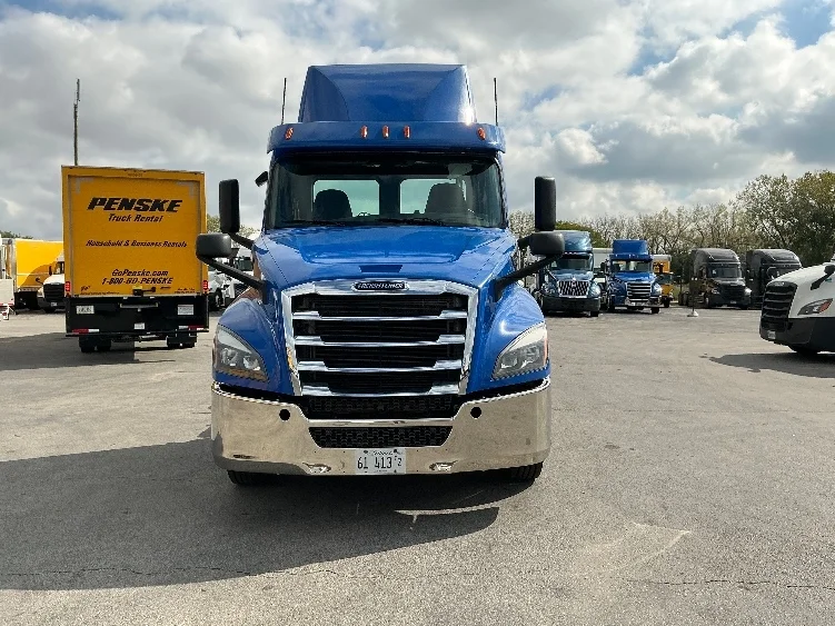 2020 Freightliner Cascadia in La Porte, IN — photo 2