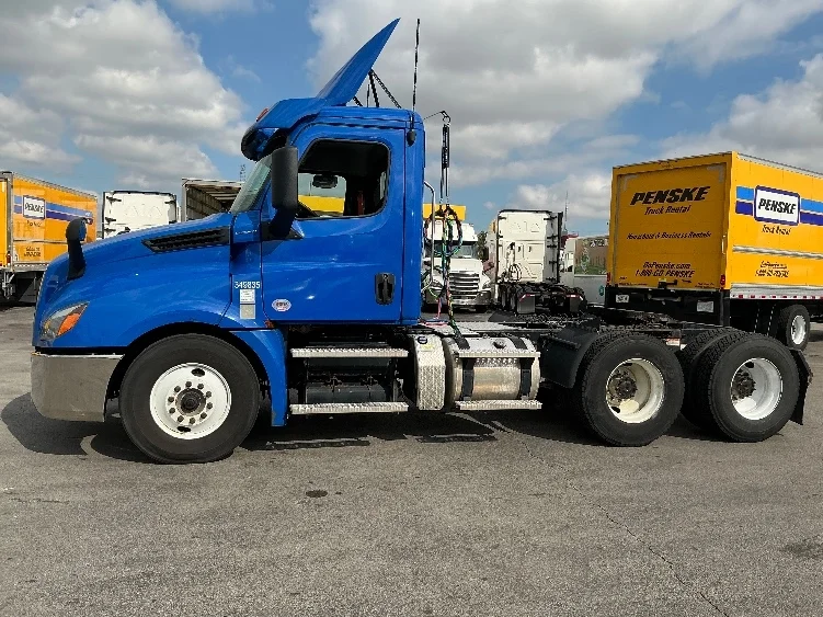2020 Freightliner Cascadia in La Porte, IN — photo 4
