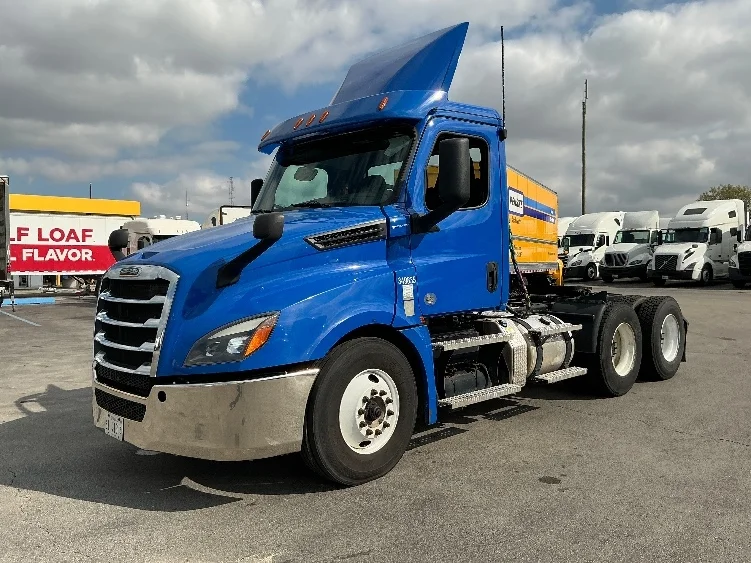 2020 Freightliner Cascadia in La Porte, IN — photo 3