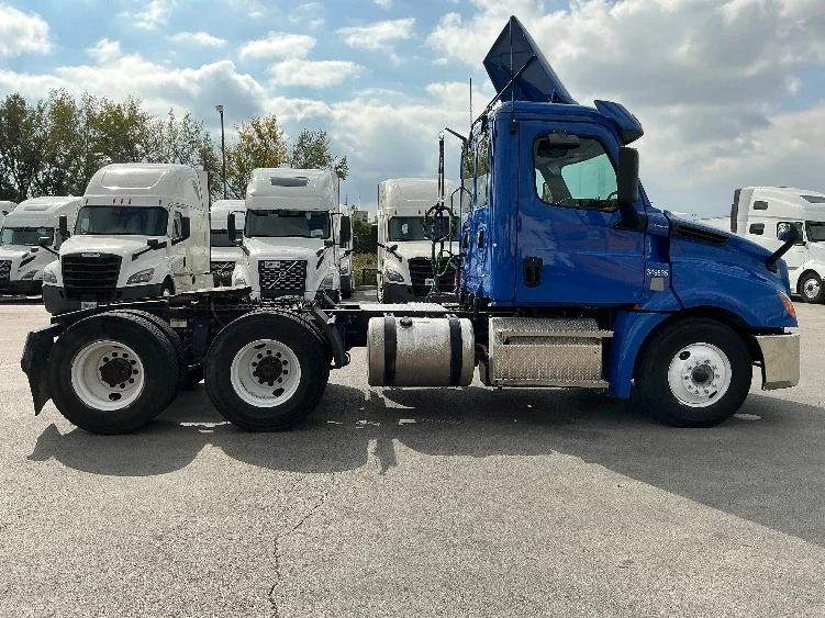 2020 Freightliner Cascadia in La Porte, IN — photo 8