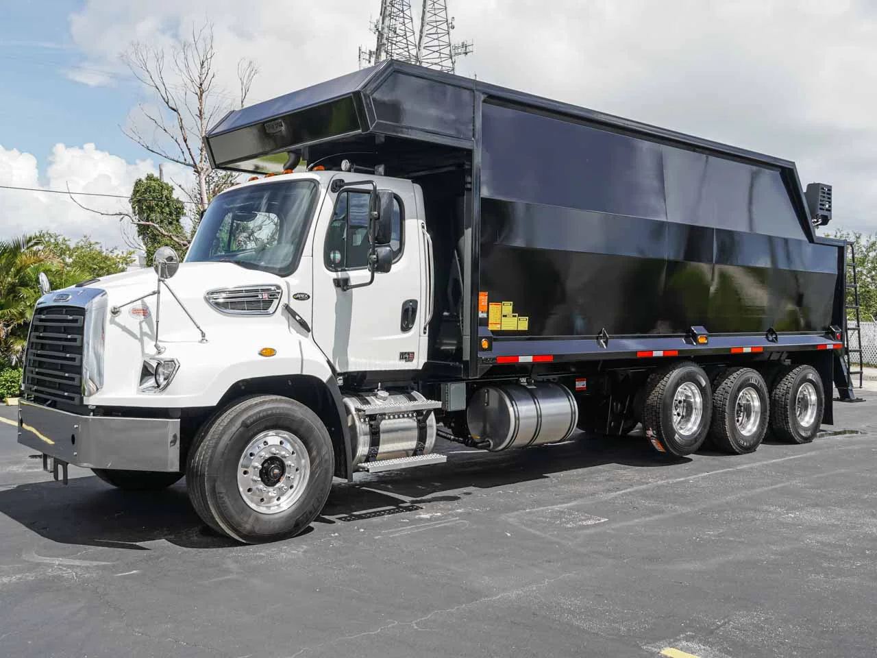 2026 Freightliner 114SD — photo 2