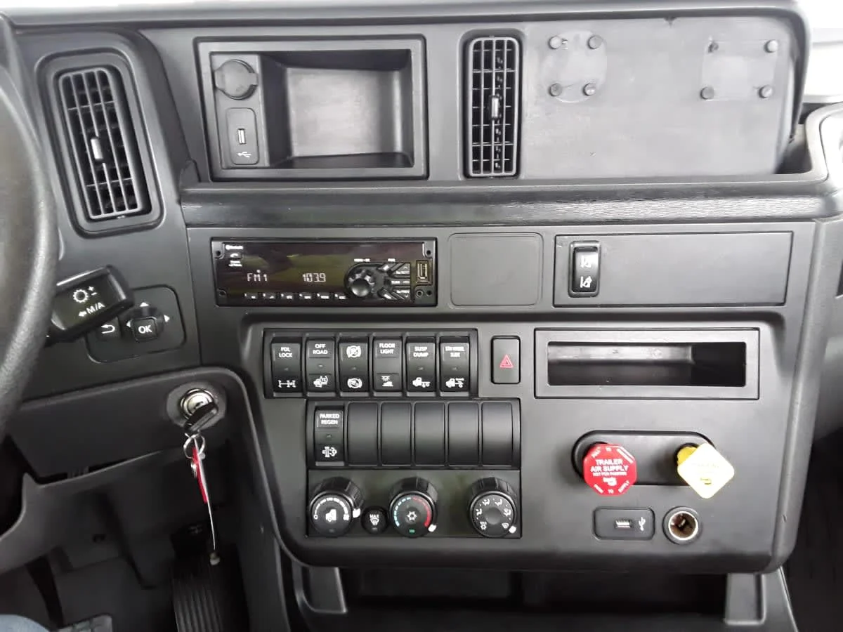 2020 International LT - image 9