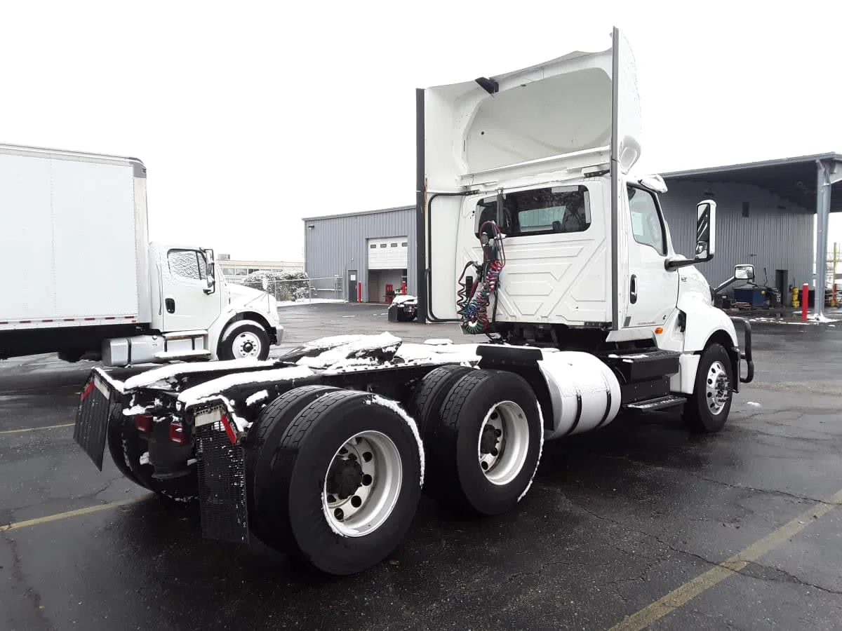 2020 International LT - image 4