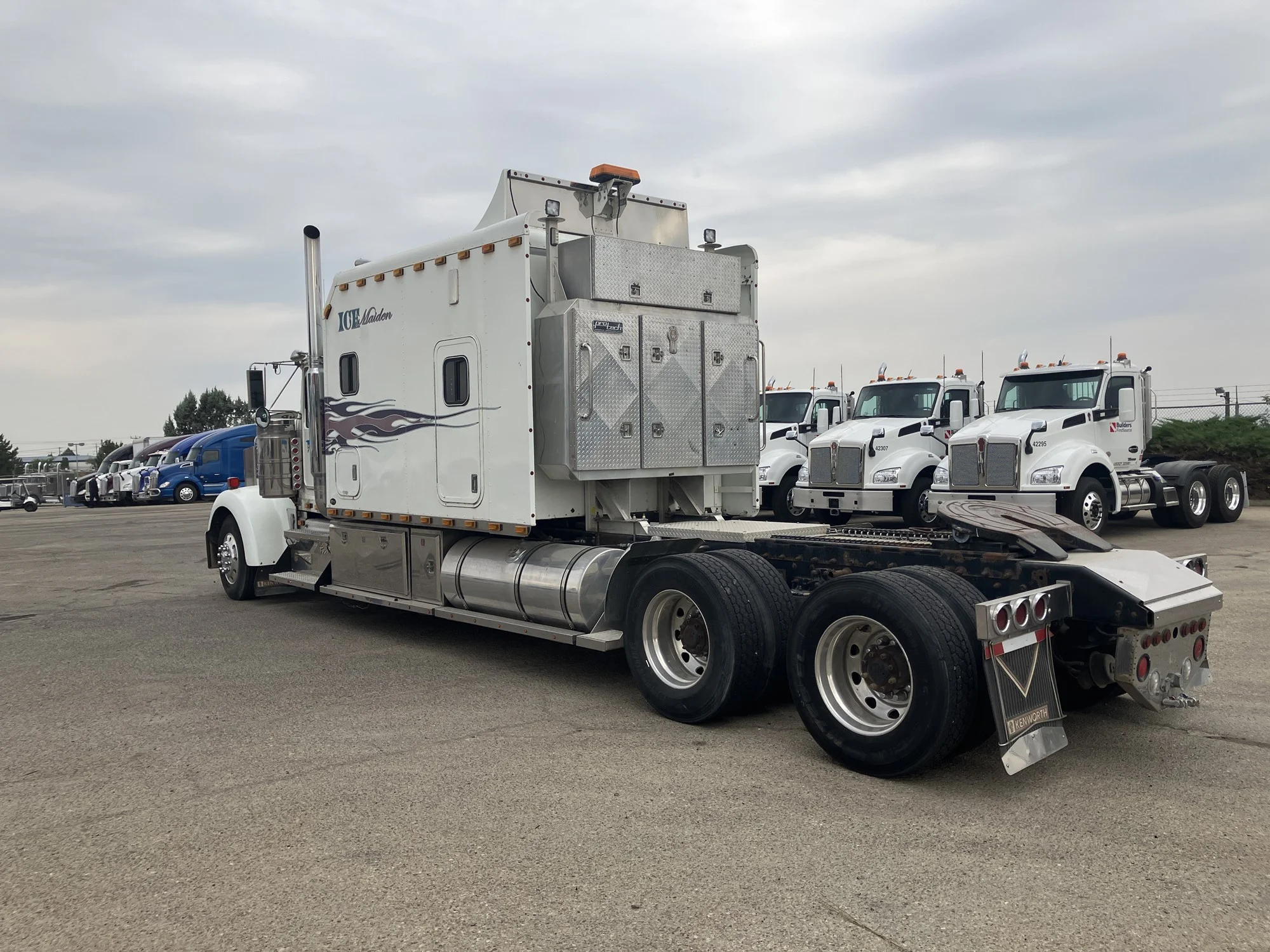 1999 Kenworth W900 - image 3