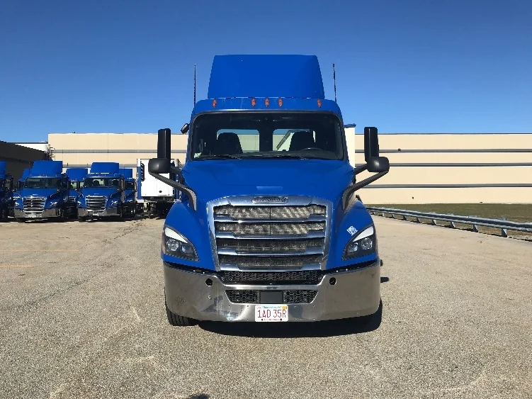 2019 Freightliner Cascadia in Auburn, MA — photo 2