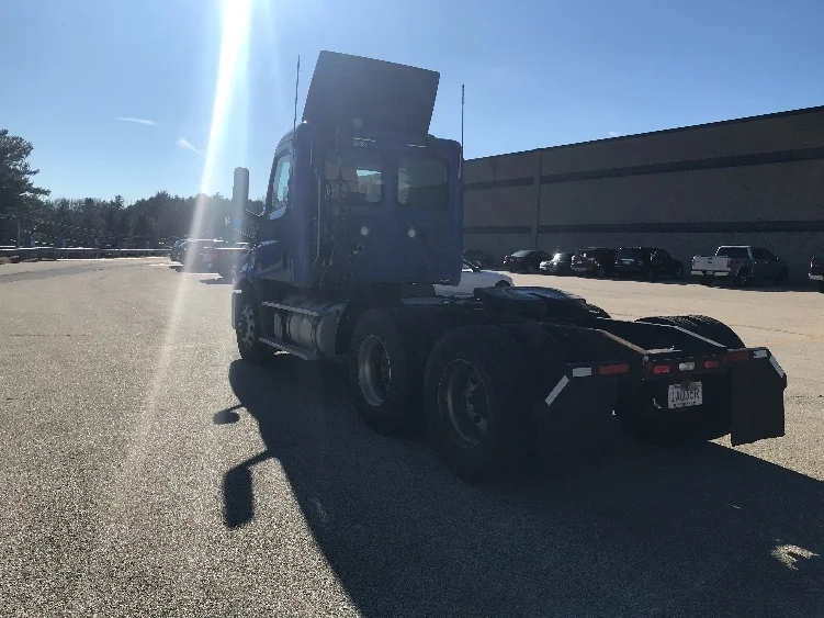 2019 Freightliner Cascadia in Auburn, MA — photo 5